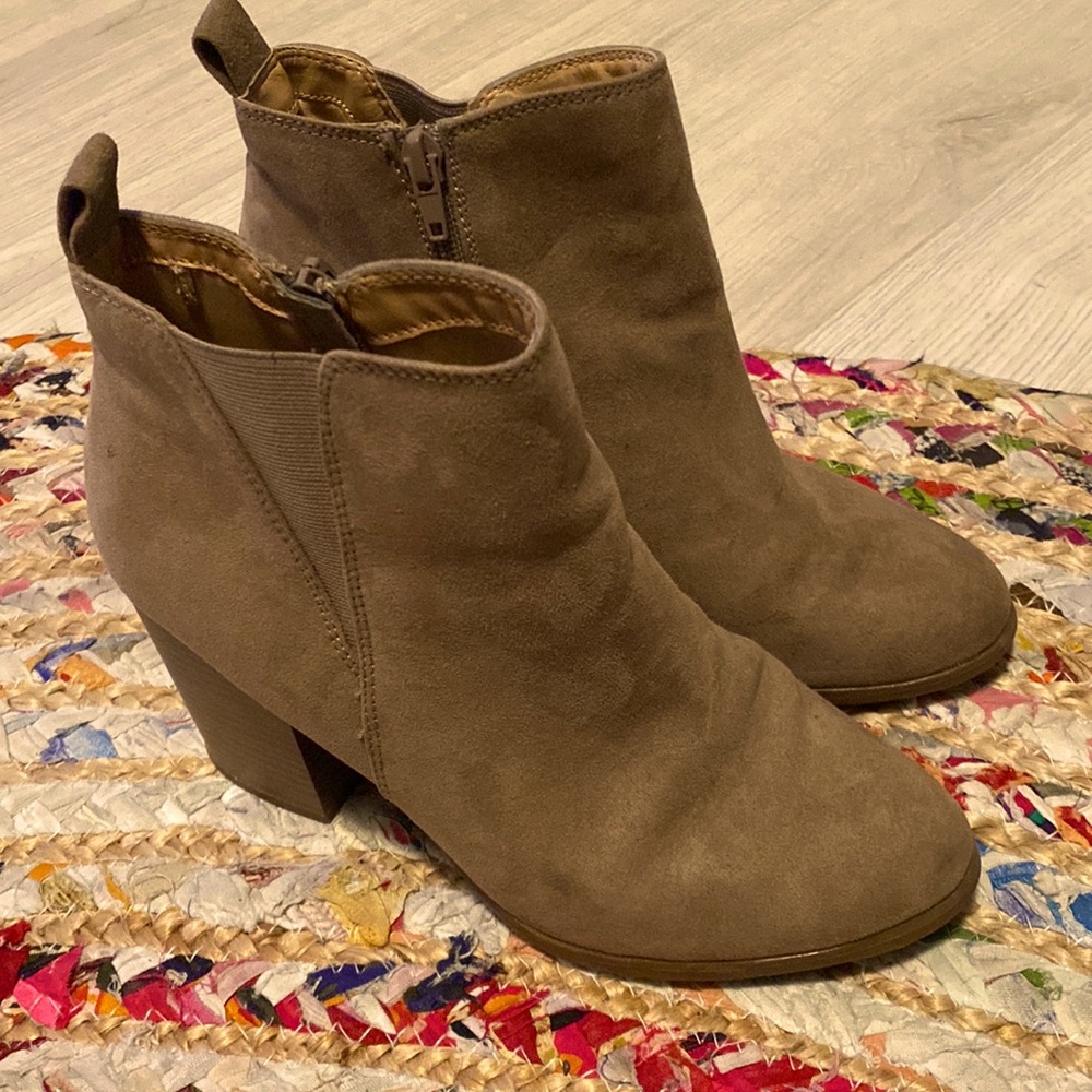 Size 9 tan Express ankle boots